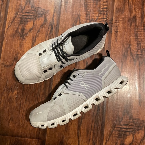 On Running Shoes - On Cloud 5 Glacier/White colorway.